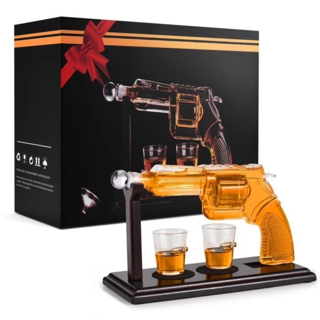Whiskey Karaf Revolver Set - Luxe Cadeau met Glas - 1x 250ml Revolver, 2x 50ml Glazen met Kogel, 1x Standaard