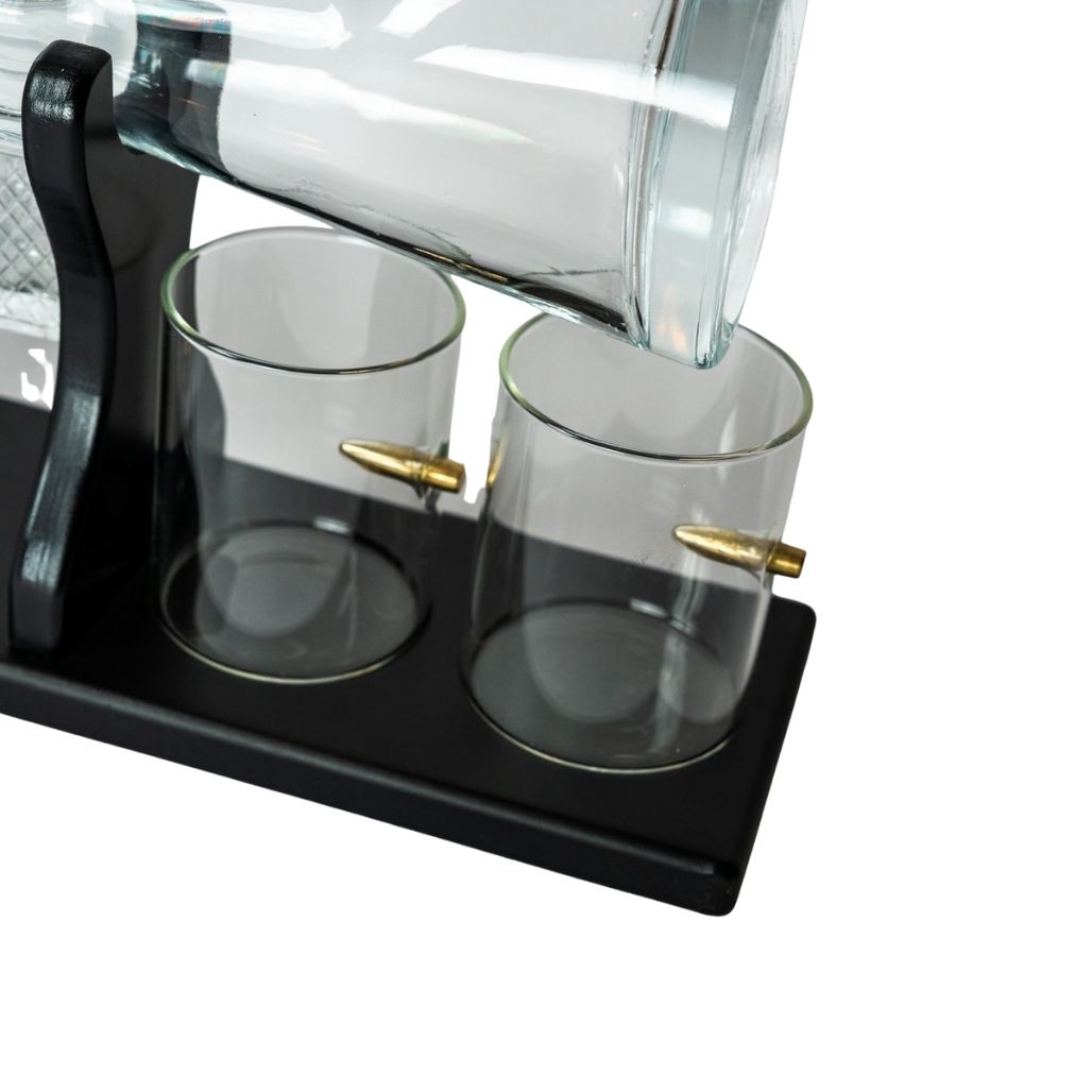 AK47 Whisky Karaf Set close up glas