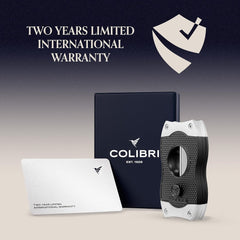 Colibri Diamond V-Cut Sigarenknipper Zwart/Chroom schuin aanzicht sfeer
