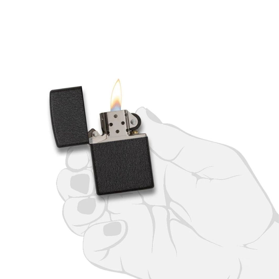 Zippo Black Crackle Geschenkset  zippo in hand