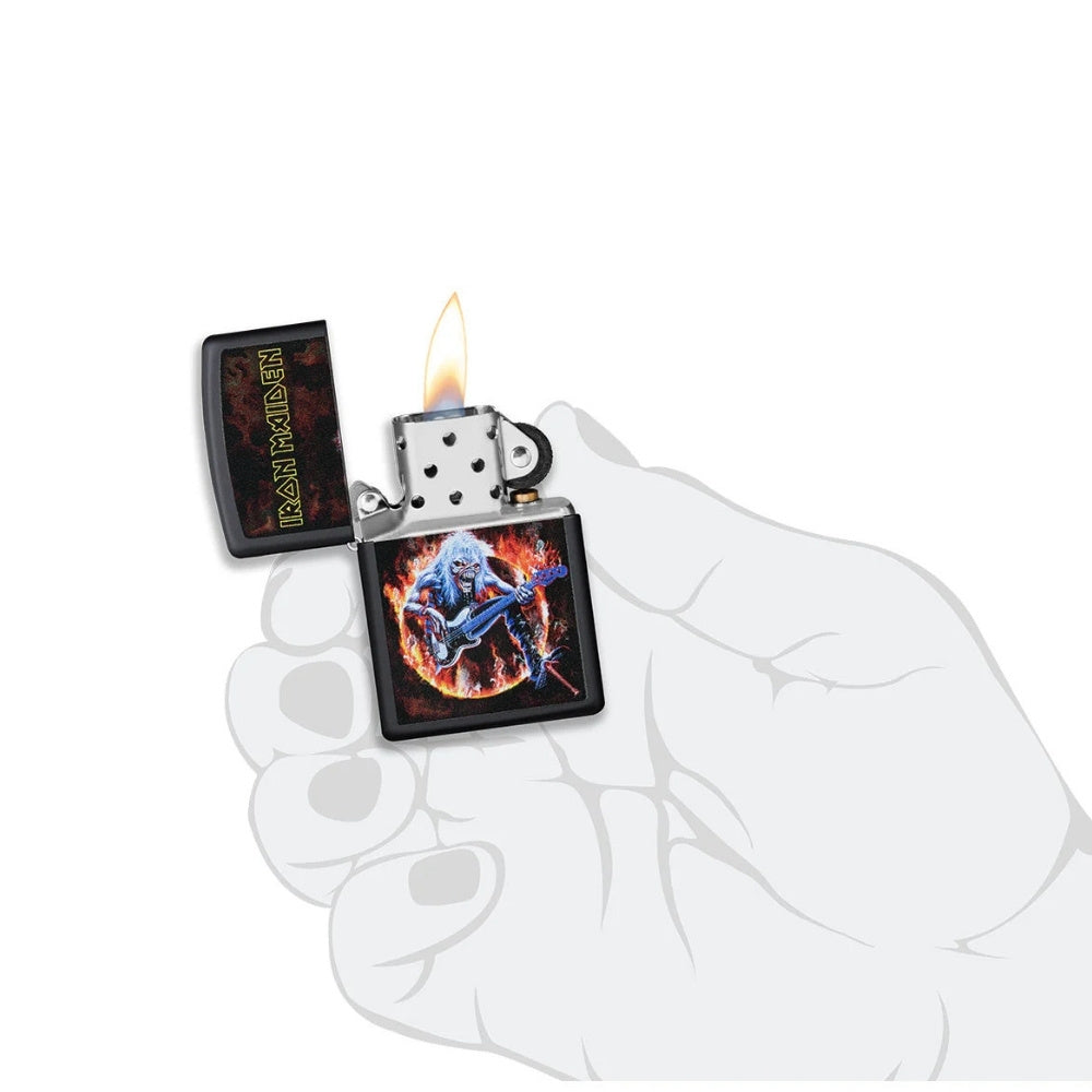 Zippo Iron Maiden Mat zwart  open hand