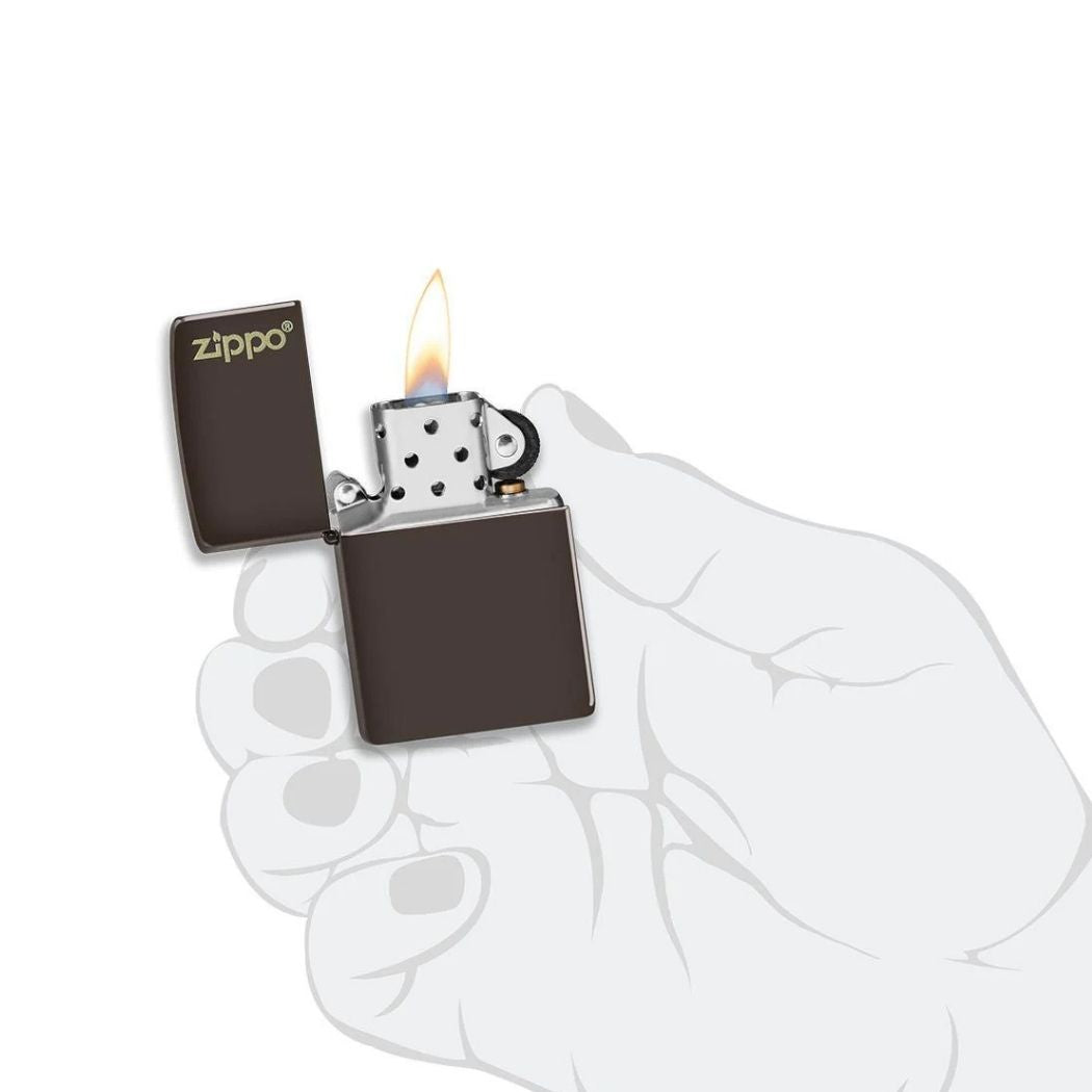 Zippo mat bruin benzine aansteker  in hand