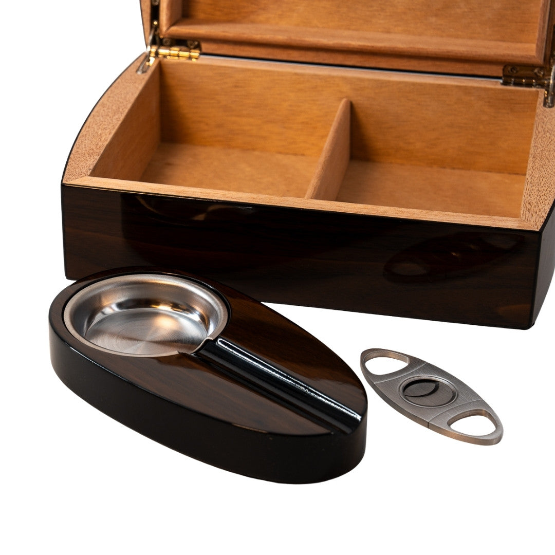 sigaren humidor set met sigarenknipper en sigarenasbak close up